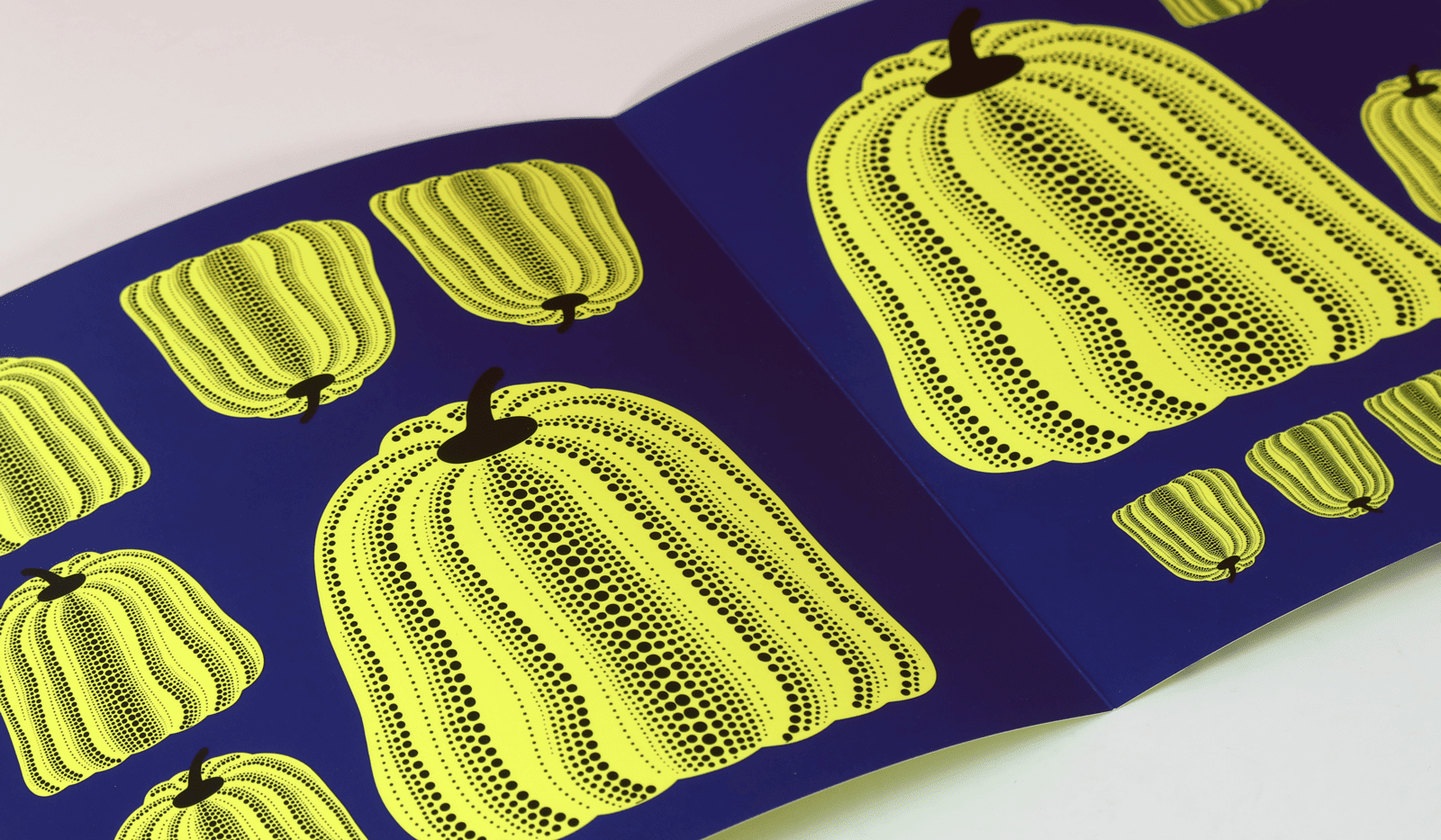 Calabazas impresas con tinta amarillo flúor como color independiente.