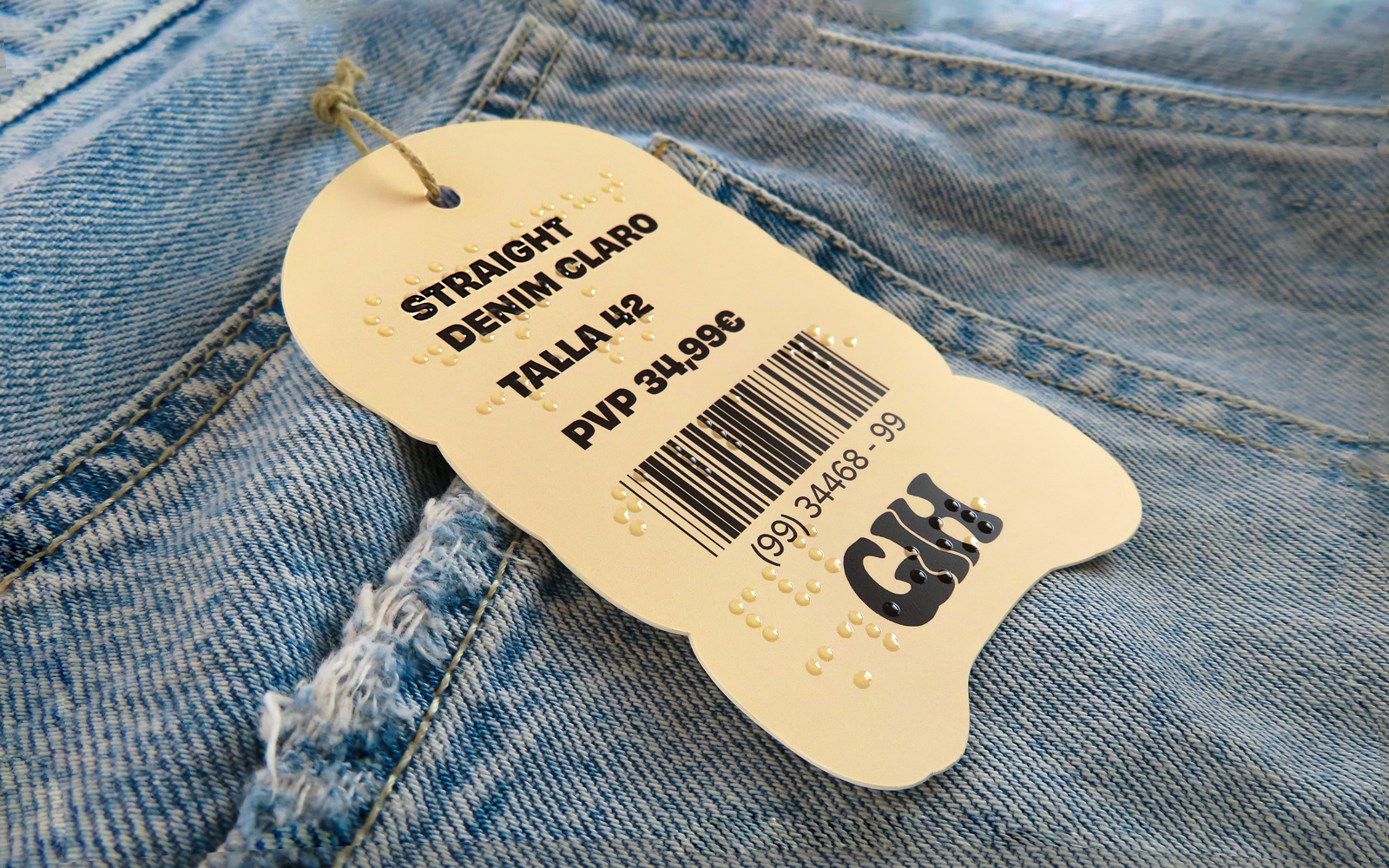 Diseño inclusivo con braille en etiqueta colgante de ropa