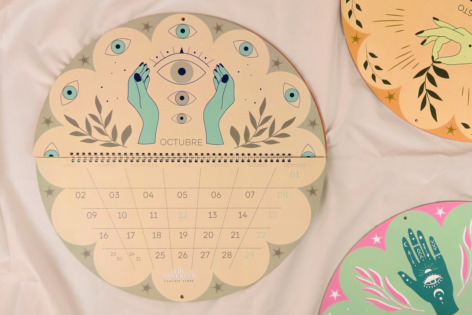 El calendario con troquel se ha personalizado con un papel creativo con textura.