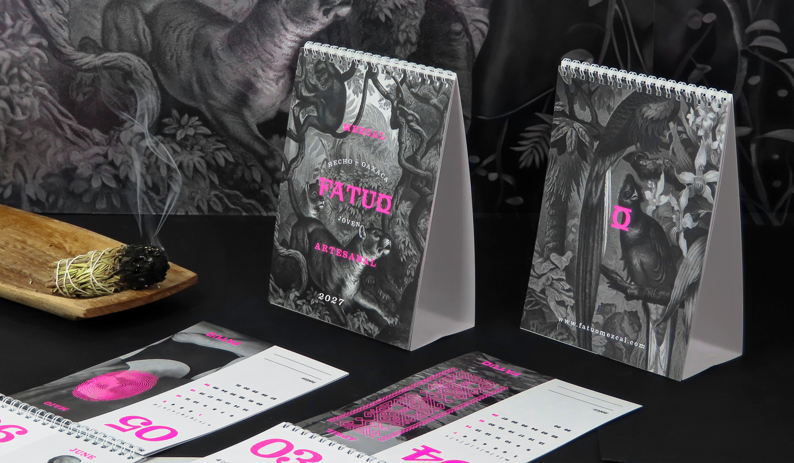 Plantilla de calendario de mesa personalizada con tinta rosa flúor