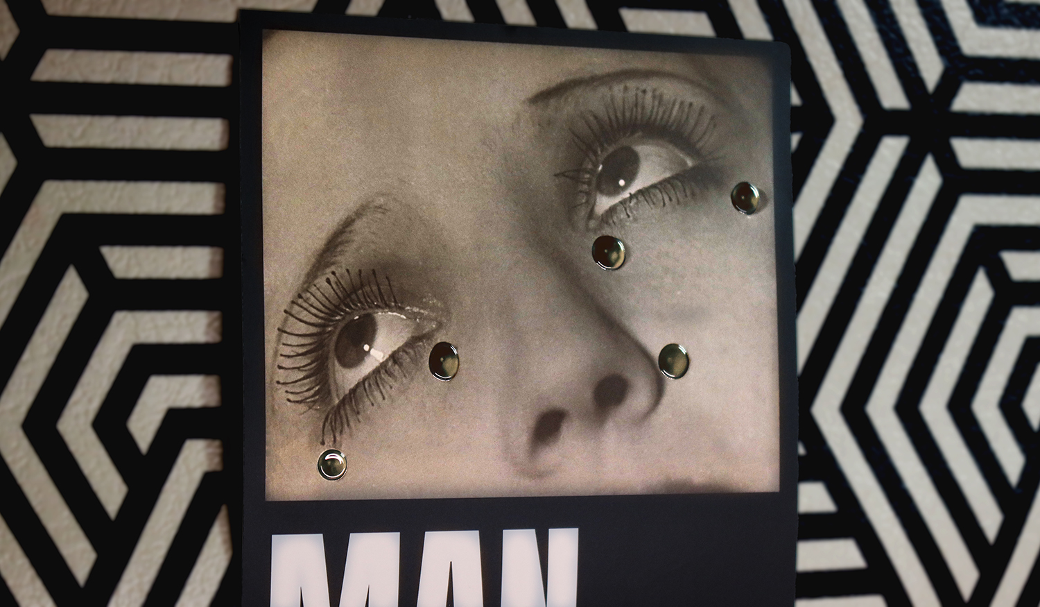 Fotografía de Man Ray con lágrimas potenciadas con acabado cristal.