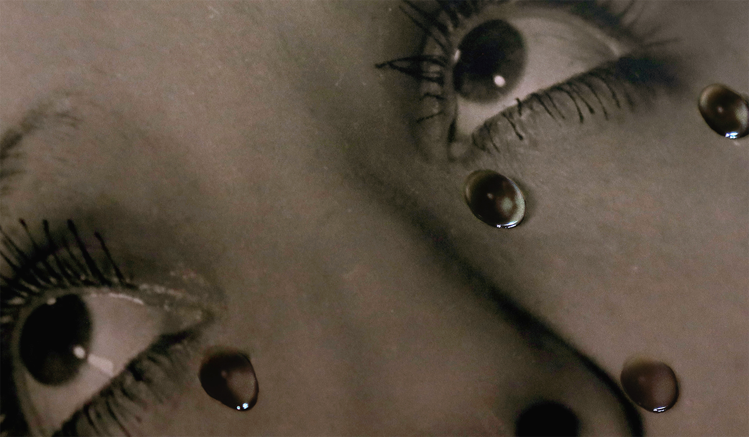 Fotografía de Man Ray con lágrimas potenciadas con acabado cristal.