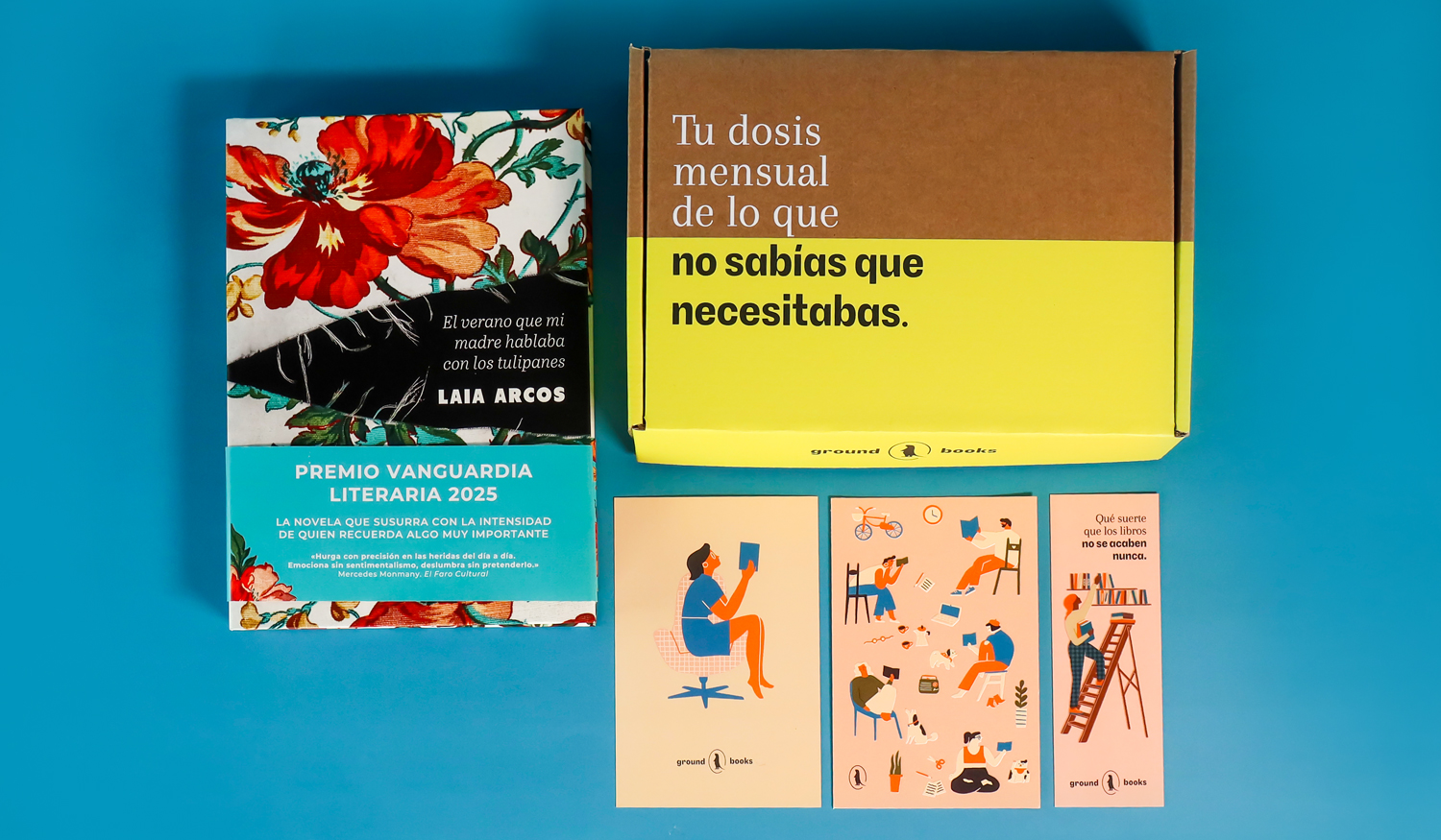 La caja contiene un libro de bolsillo, una postal, un tarjetón de agradecimiento y un marcapáginas.