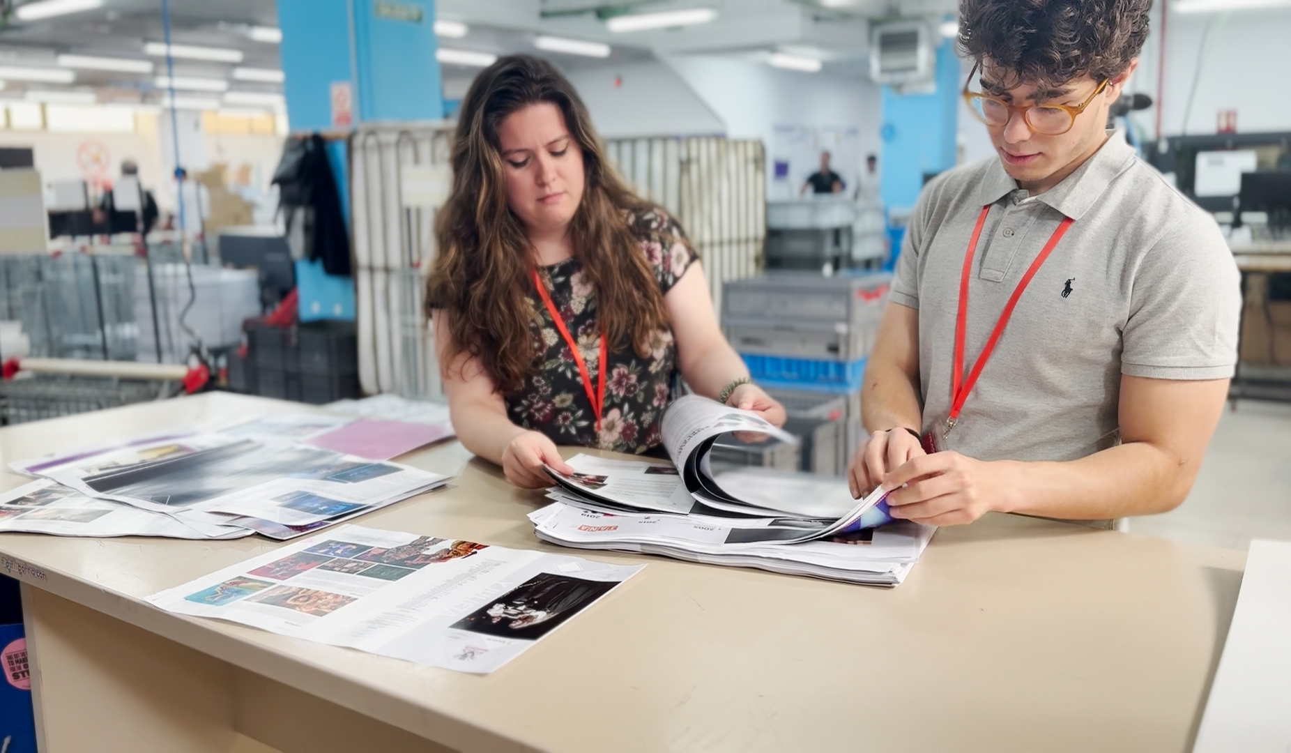 Los responsables del anuario del treatro musical en la imprenta de libros Truyol
