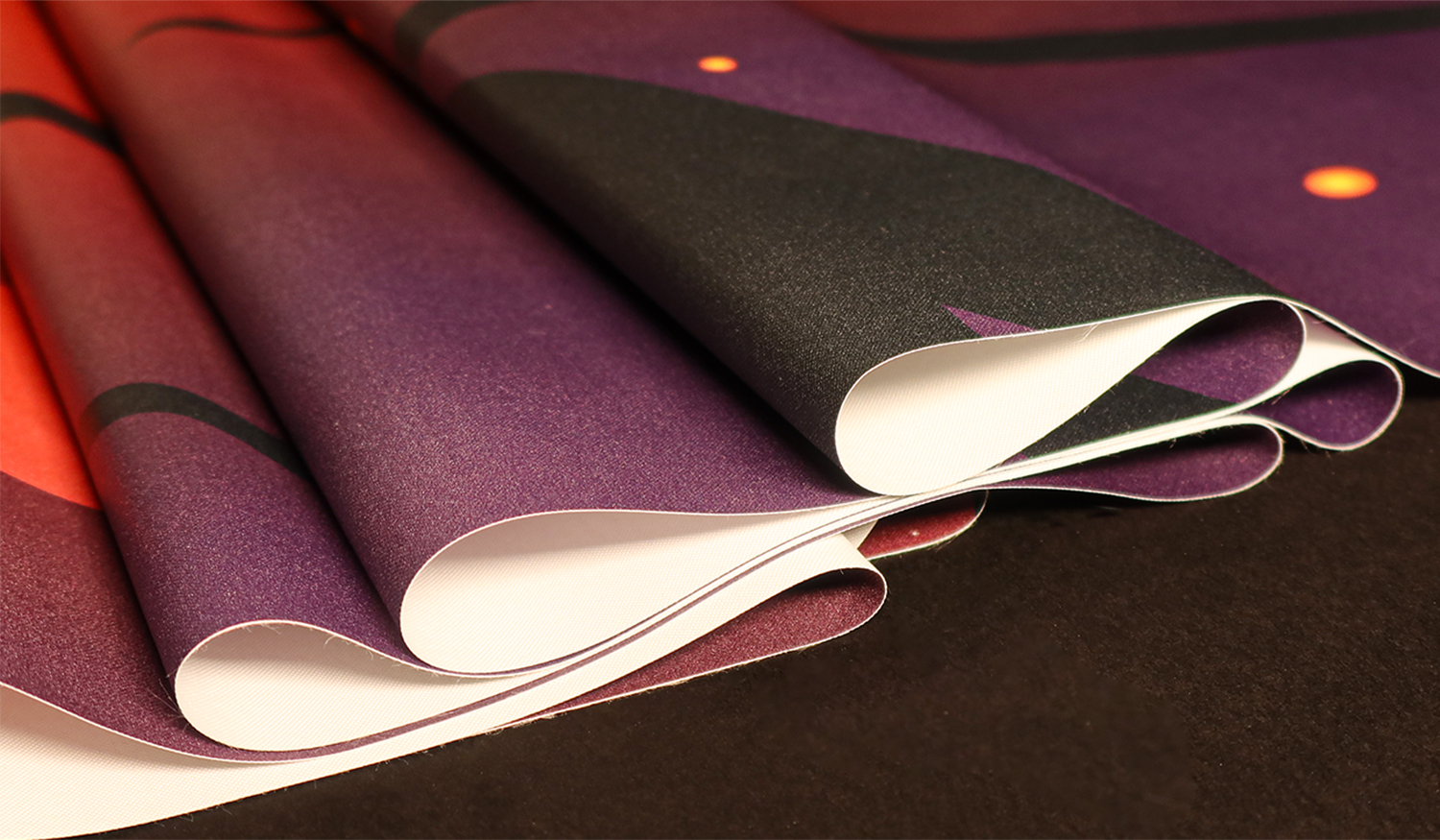 El fondo del escaparate está impreso sobre un material textil retroiluminable, perfecto para aportar tenebrismo a la escena.