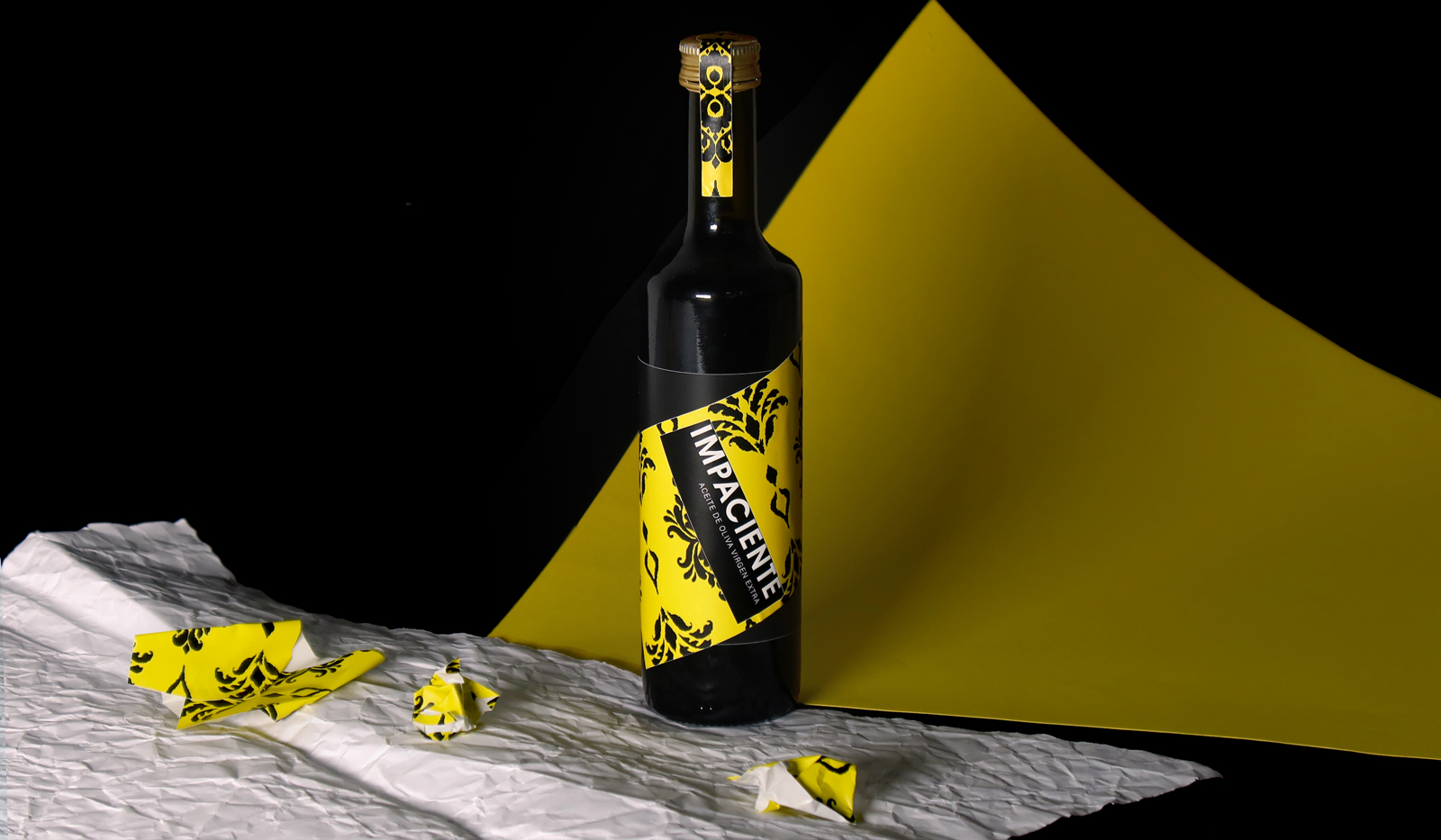Etiqueta personalizada para botella de aceite con tratamiento antigrasa.