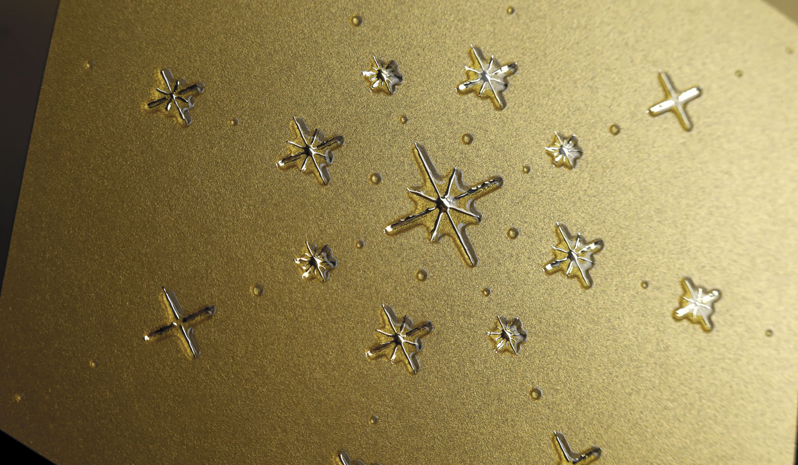 Detalle del acabado Cristal y el estampado oro en tarjetas navideñas con efecto tridimensional.