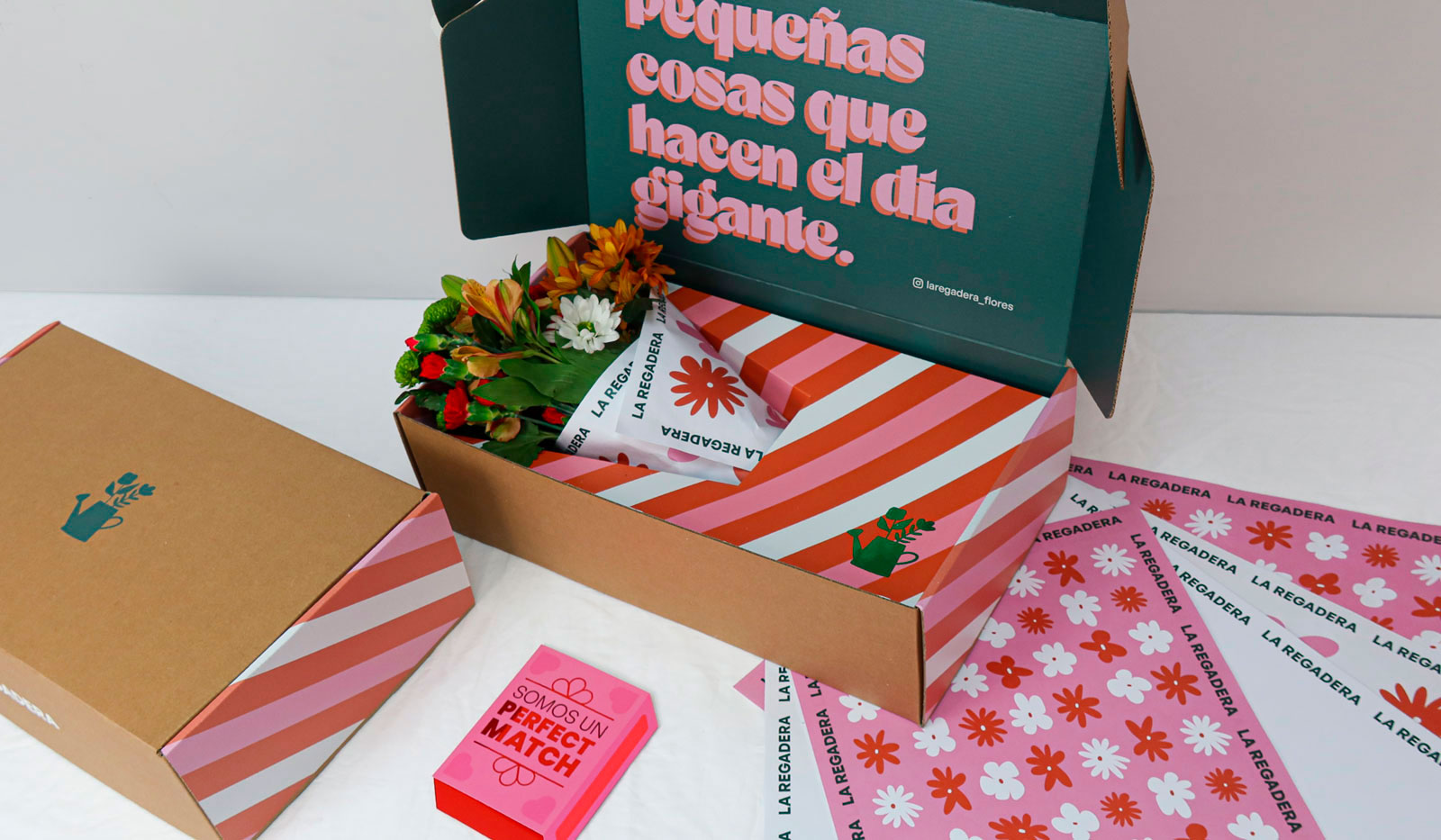 Caja con cuna para envío a domicilio de ramos de flores.
