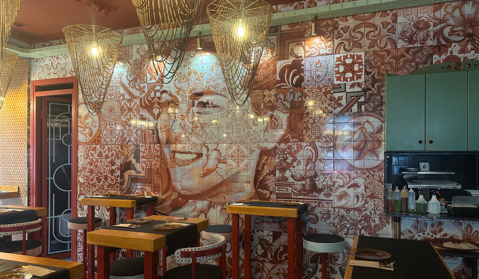 mural de azulejos personalizados restaurante La Juana en Melilla