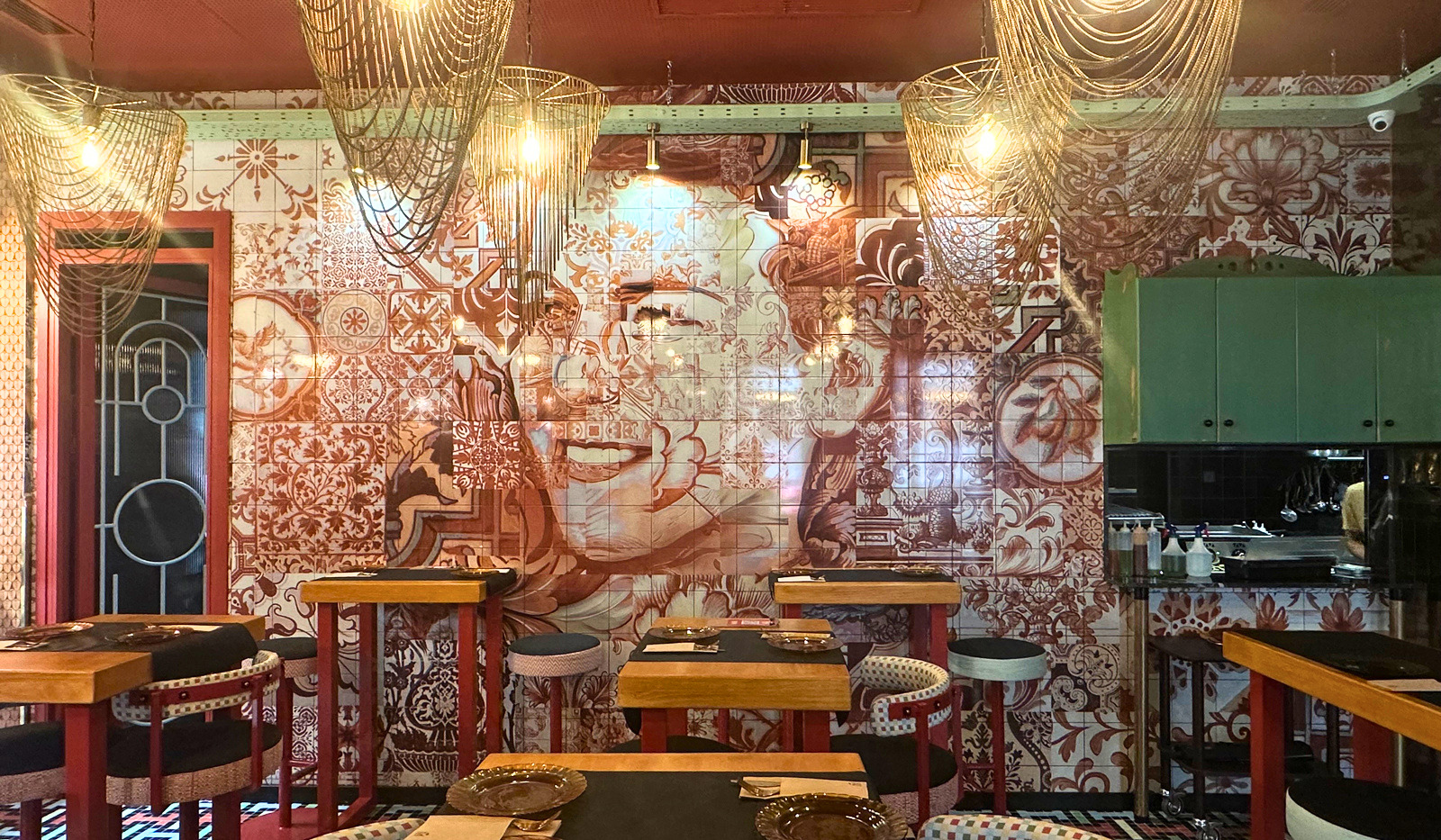 Azulejos personalizados para decorar restaurantes: el mural que homenajea a La Juana