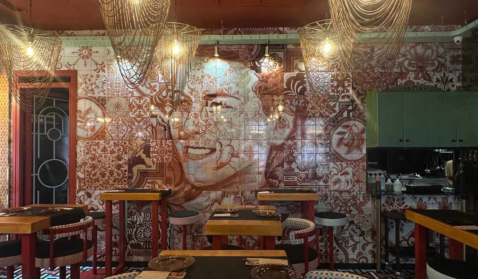 mural de azulejos personalizados restaurante La Juana en Melilla