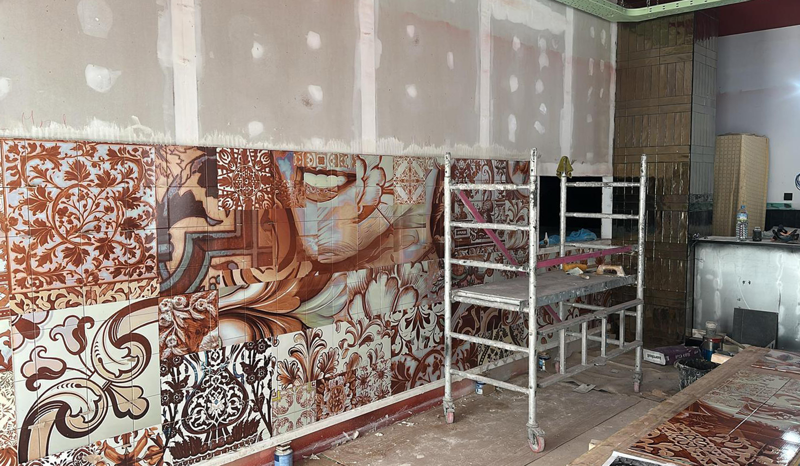 Instalación del mural de azulejos en el restaurante La Juana, donde cada pieza se coloca siguiendo la composición diseñada.