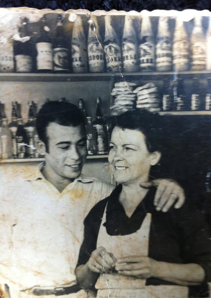 La Juana y su marido en su kiosco del Puerto de Melilla.