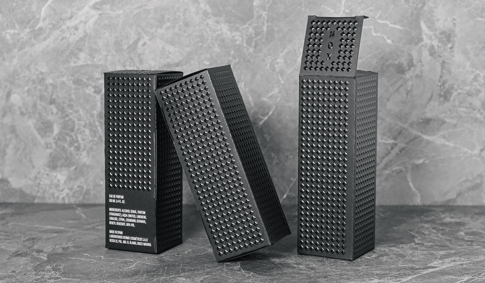 Caja con diseño minimalista donde destaca el soporte negro Inspira Nero y el acabado.