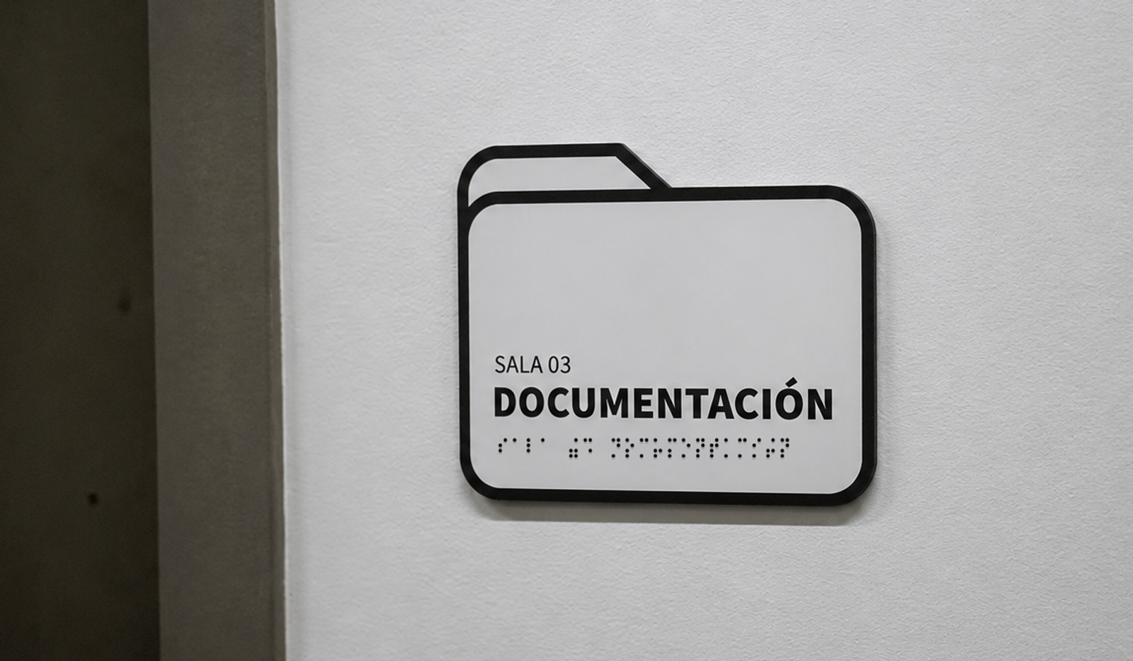 señalética accesible con braille