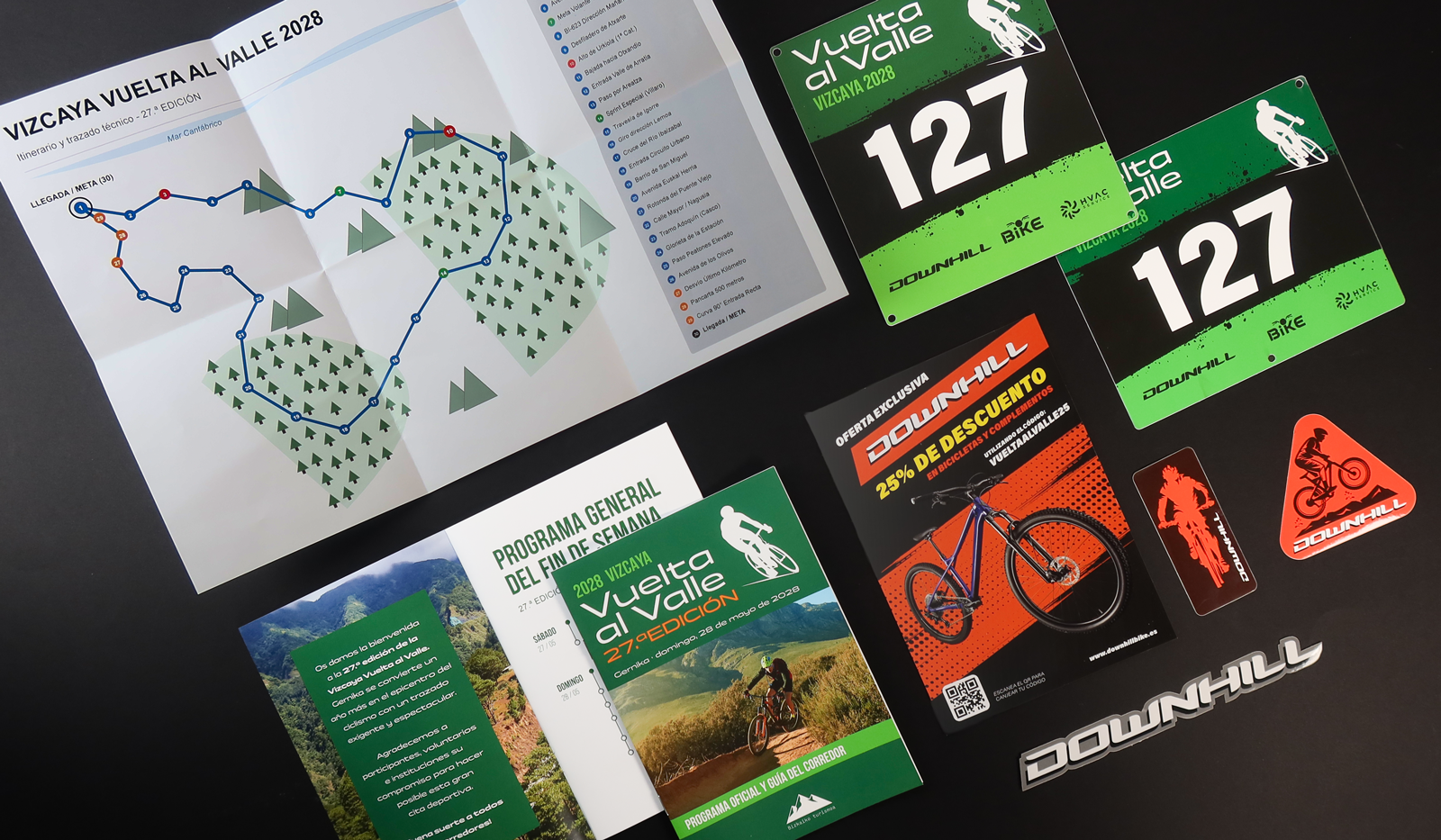Race pack con dorsales, mapa, programa, folletos promocionales y adhesivos personalizados.