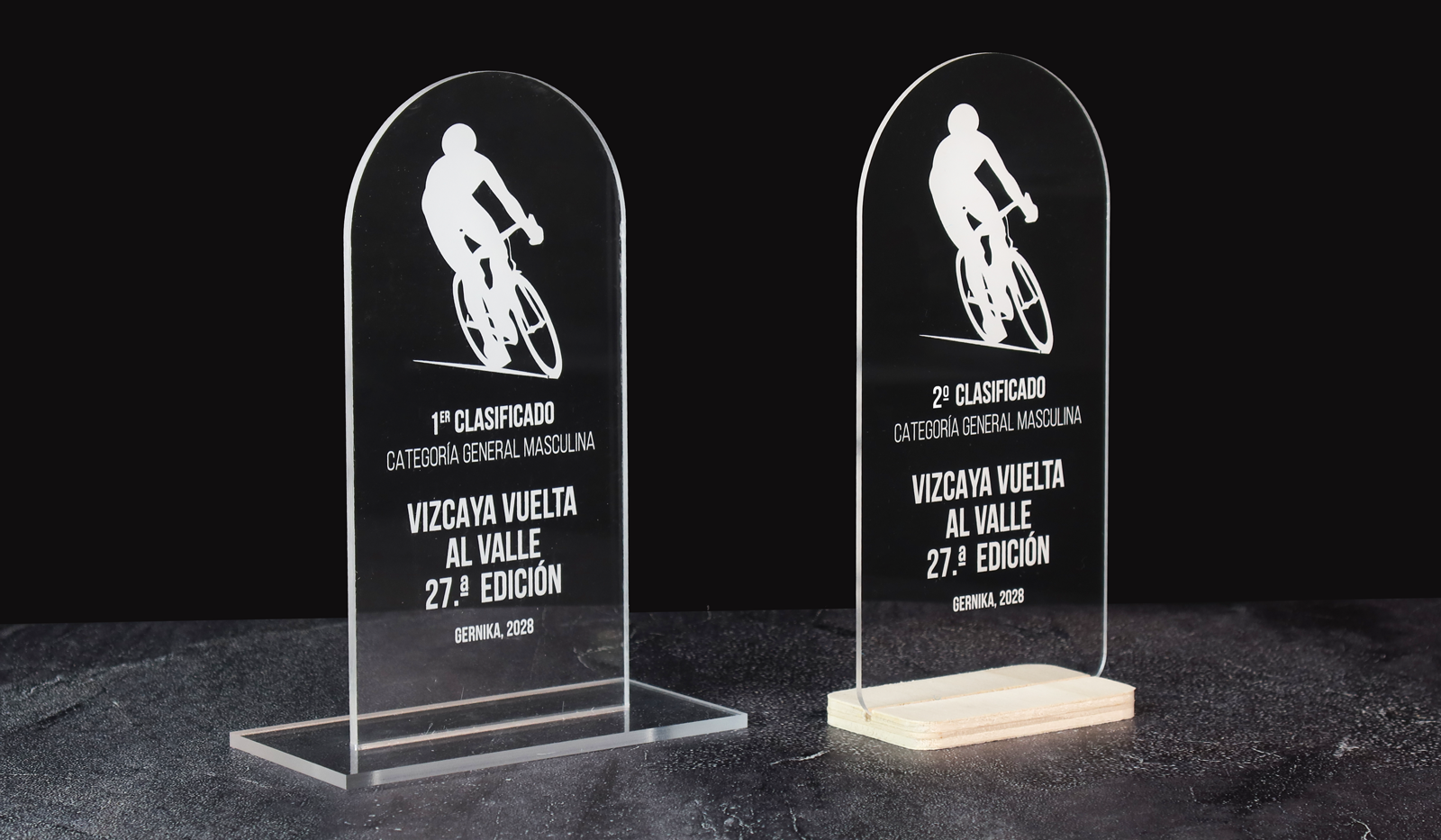 Trofeos de metacrilato personalizados con la categoría, la clasificación y la identidad visual de la competición.