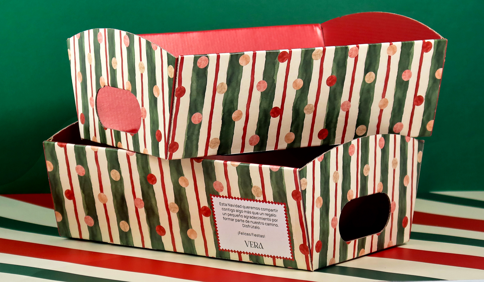 Las bandejas de cartón con asas son ideales para presentar cestas navideñas.